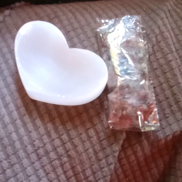 White Selenite heart bowl with Coloful Gem stone chips - Picture 1 of 2